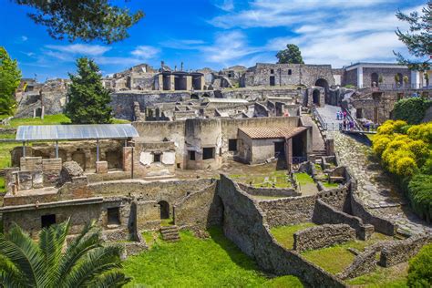 see all of pompei ruins from resturant 